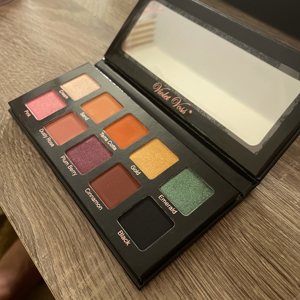 Violet Voss Essentials Eyeshadow palette
